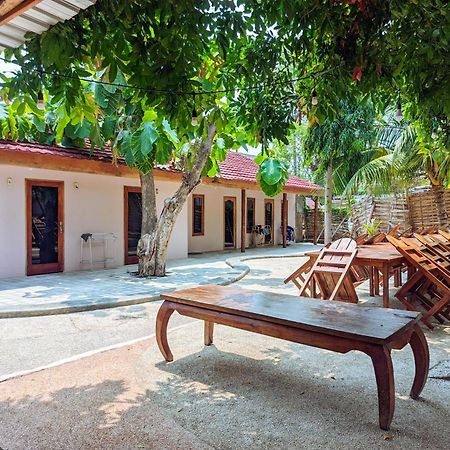 Jati Village, Party Hostel And Bungalows Gili Trawangan Exterior photo