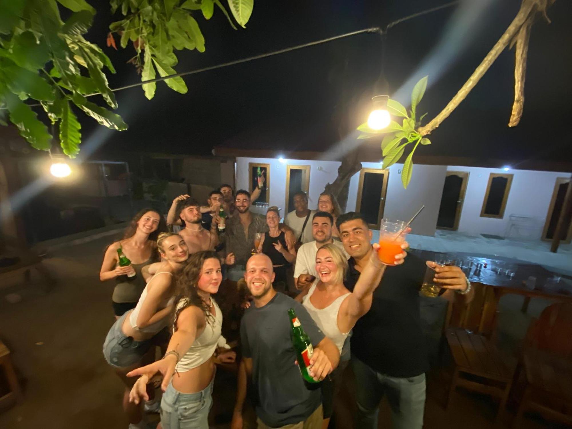 Jati Village, Party Hostel And Bungalows Gili Trawangan Exterior photo