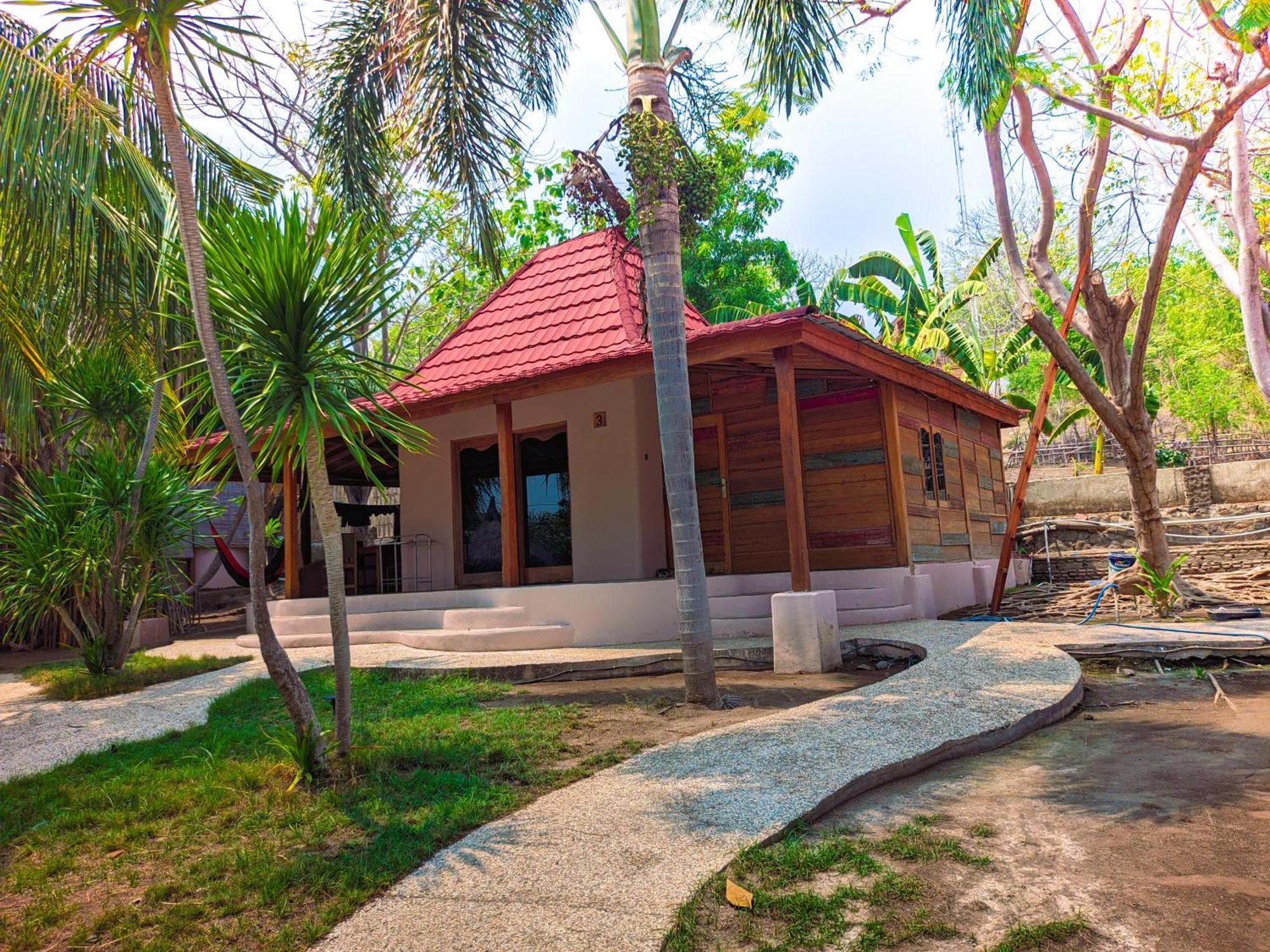 Jati Village, Party Hostel And Bungalows Gili Trawangan Exterior photo
