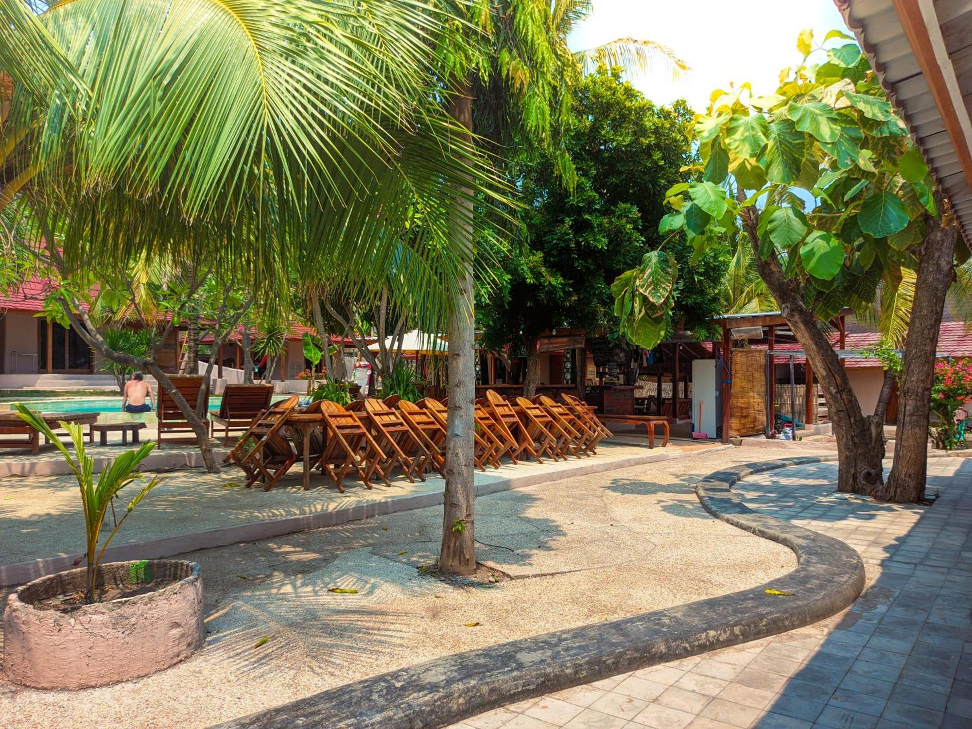 Jati Village, Party Hostel And Bungalows Gili Trawangan Exterior photo