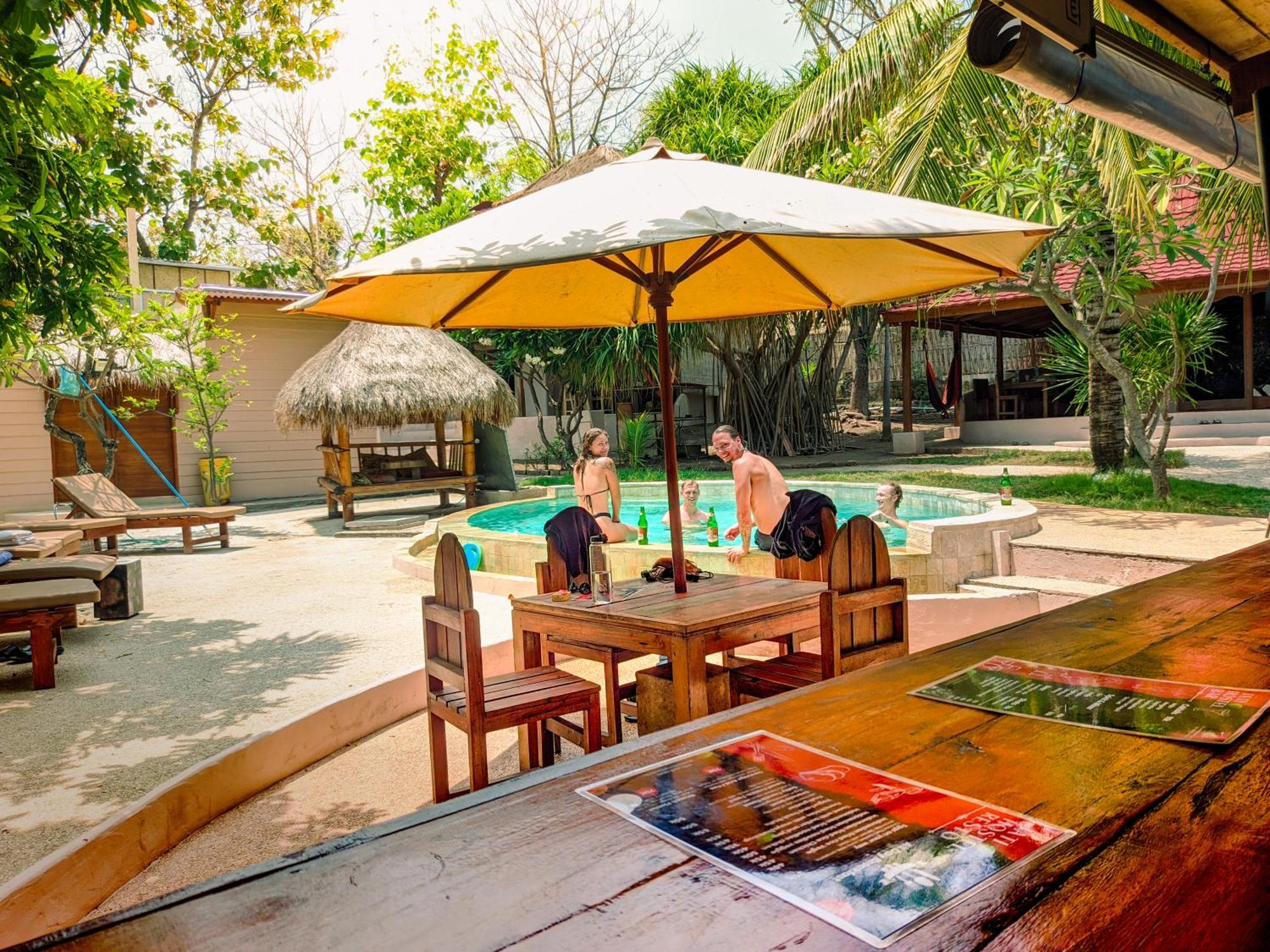 Jati Village, Party Hostel And Bungalows Gili Trawangan Exterior photo