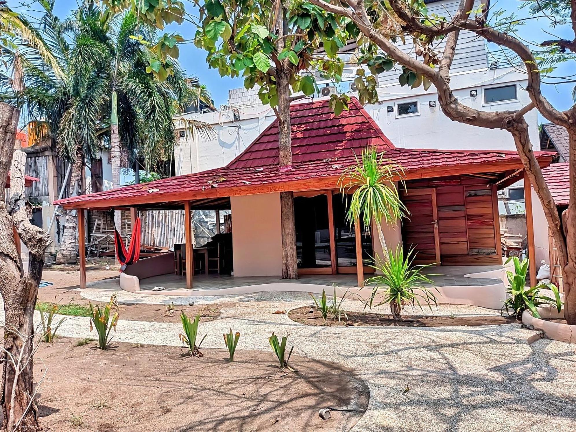 Jati Village, Party Hostel And Bungalows Gili Trawangan Exterior photo