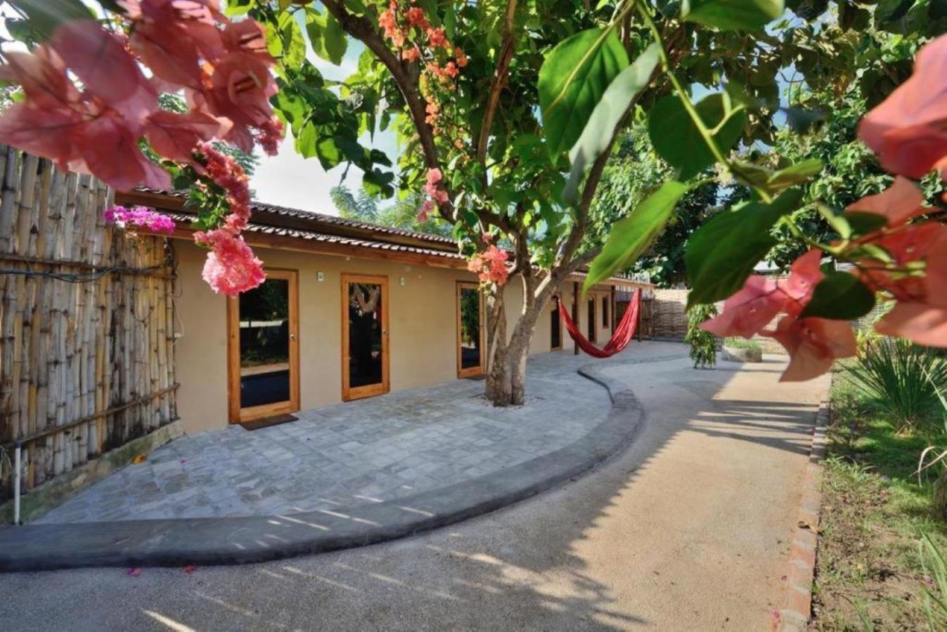 Jati Village, Party Hostel And Bungalows Gili Trawangan Exterior photo