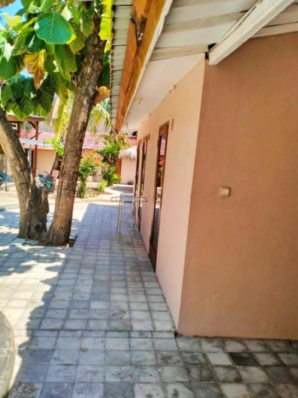 Jati Village, Party Hostel And Bungalows Gili Trawangan Exterior photo