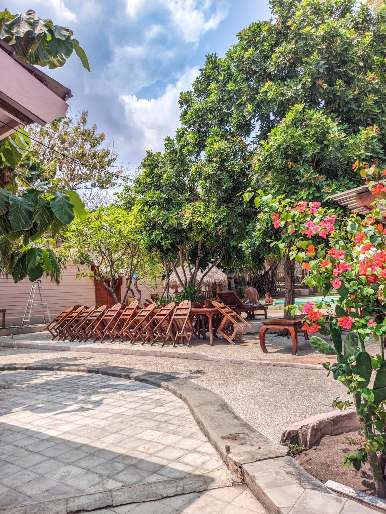 Jati Village, Party Hostel And Bungalows Gili Trawangan Exterior photo