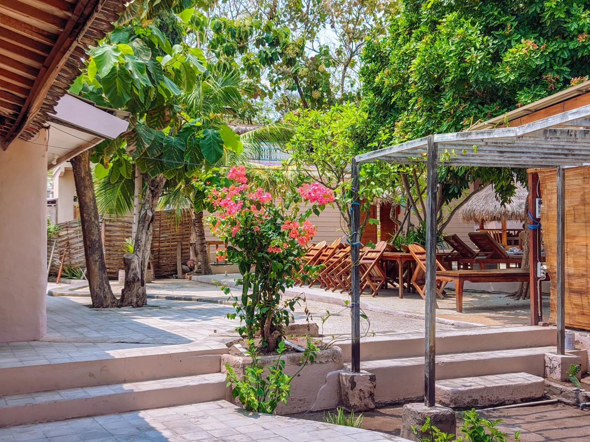 Jati Village, Party Hostel And Bungalows Gili Trawangan Exterior photo