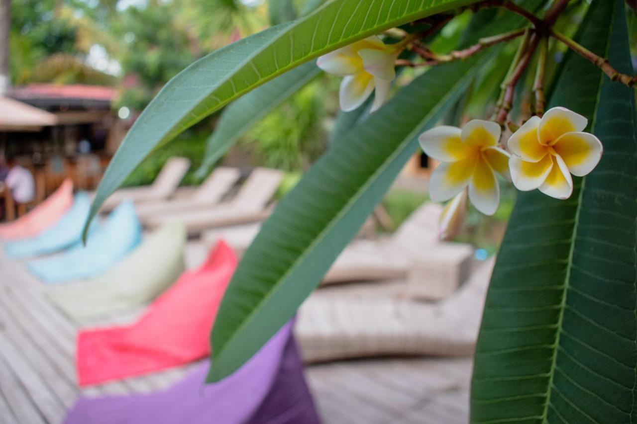 Jati Village, Party Hostel And Bungalows Gili Trawangan Exterior photo