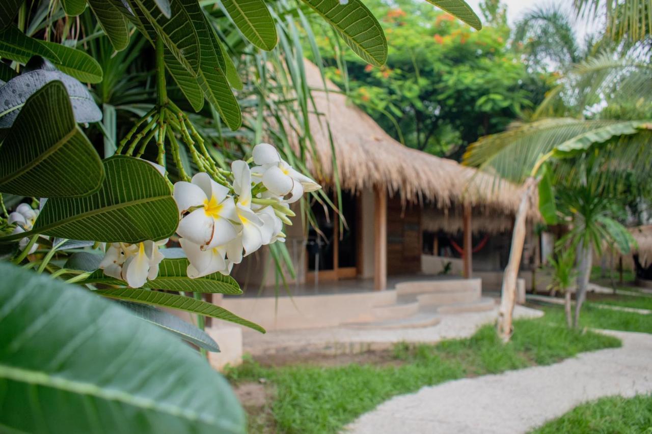 Jati Village, Party Hostel And Bungalows Gili Trawangan Exterior photo