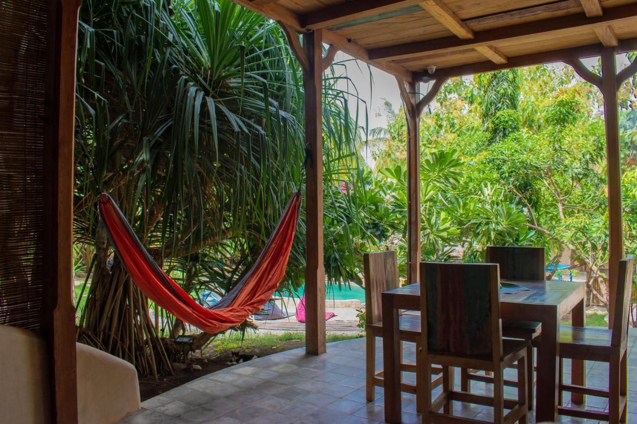 Jati Village, Party Hostel And Bungalows Gili Trawangan Exterior photo