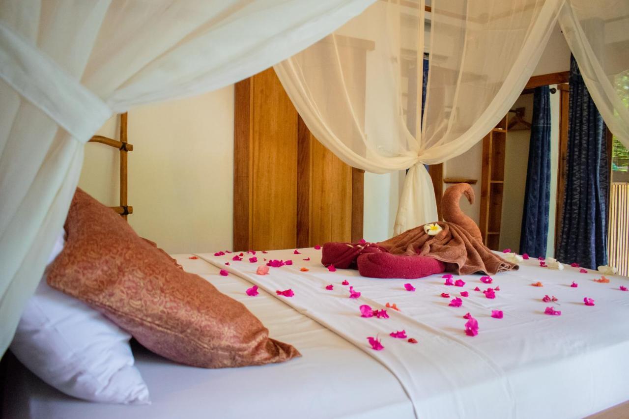 Jati Village, Party Hostel And Bungalows Gili Trawangan Exterior photo